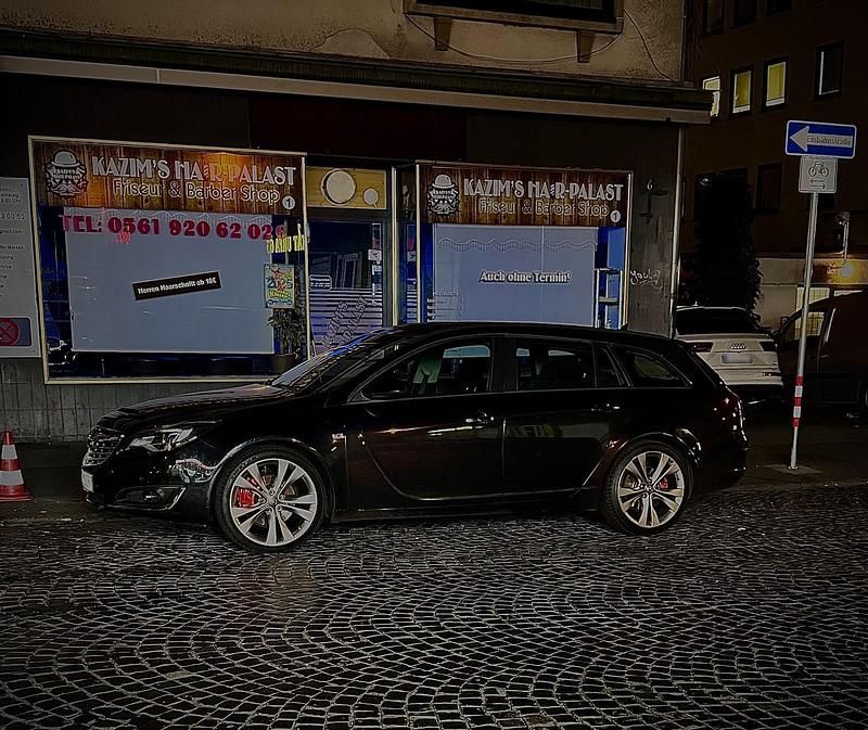 Gebraucht Opel Insignia 140 PS (102 kW) 2014 Schwarz Kombi
