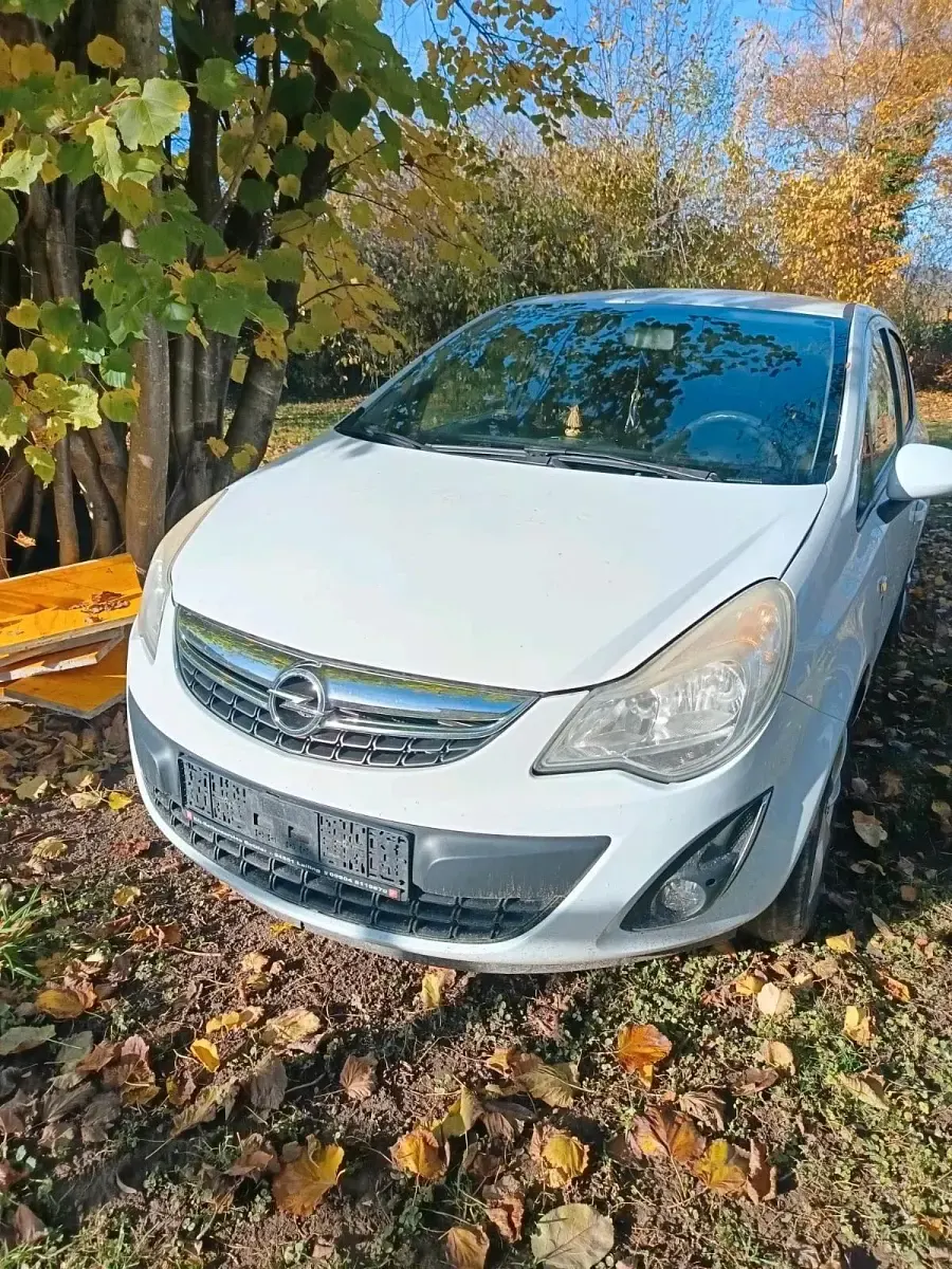 Gebraucht Opel Corsa 87 PS (63 kW) 2011 Weiß Kleinwagen