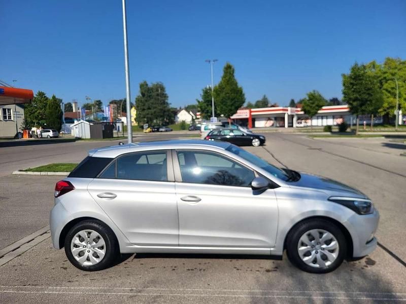 Gebraucht Hyundai i20 Classic 84 PS (61 kW) 2017 Silber Limousine