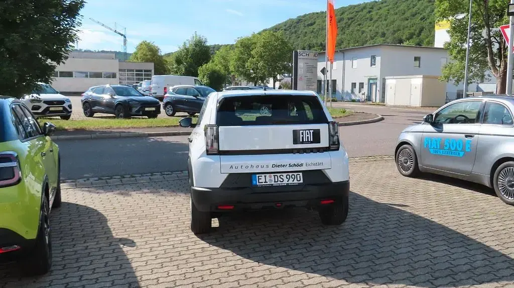 Neu Fiat Grande Panda 101 PS (74 kW) 2026 Weiß Kleinwagen