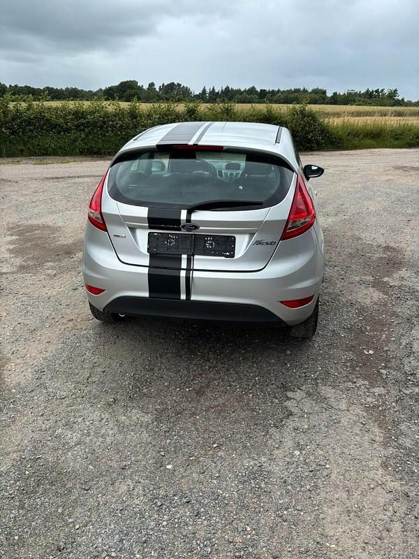 Gebraucht Ford Fiesta 95 PS (69 kW) 2010 Silber Kleinwagen