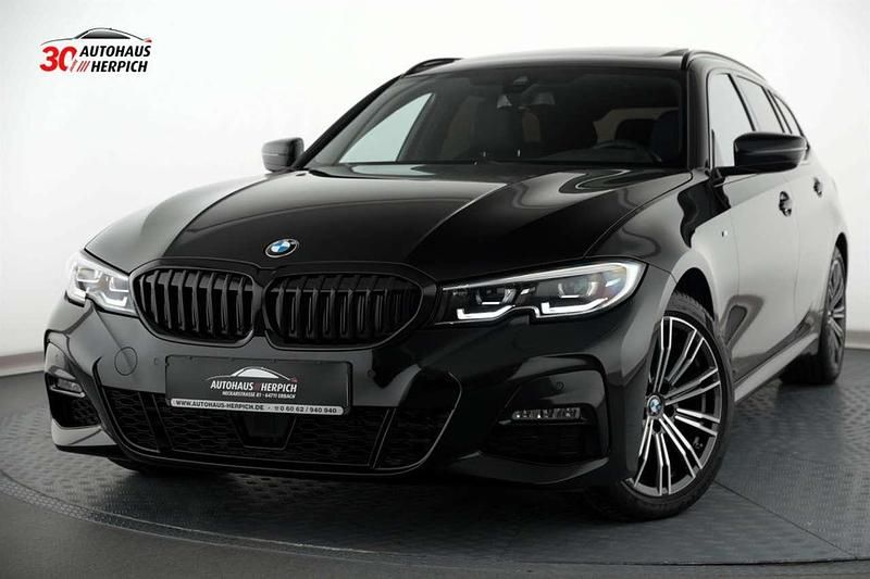 Black sapphire metallic Gebraucht 2021 BMW 320 M Sport Kombi | 28.990 € (Superpreis) - Bild 1/4