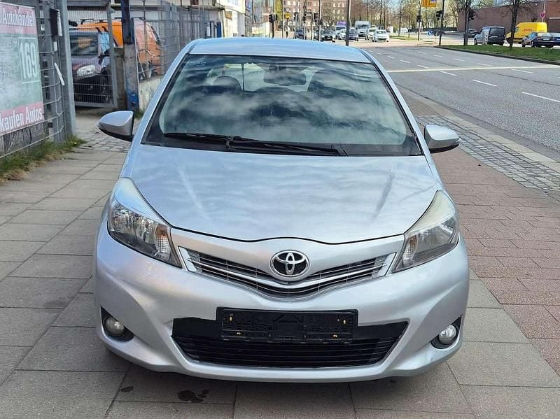Gebraucht Toyota Yaris Cool 99 PS (72 kW) 2012 Silber Kleinwagen