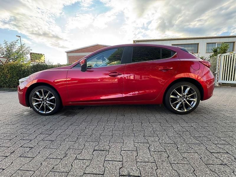 Rot Gebraucht 2018 Mazda 3 Signature Limousine | 16.500 € (Fairer Preis) - Bild 1/4