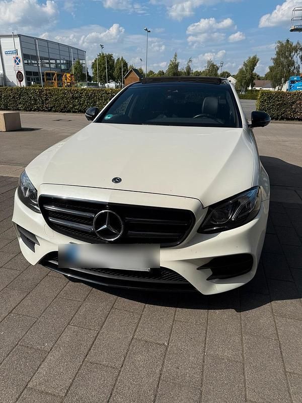 Weiß Gebraucht 2018 Mercedes E300 AMG line Limousine | 35.000 € (Etwas zu teuer) - Bild 1/4