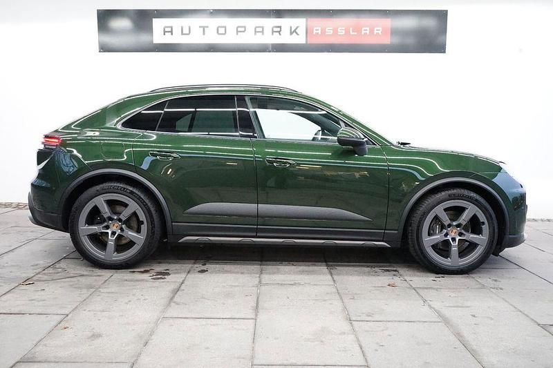 Grün Gebraucht 2025 Porsche Macan 4 Electric SUV | 76.880 € (Guter Preis) - Bild 1/4