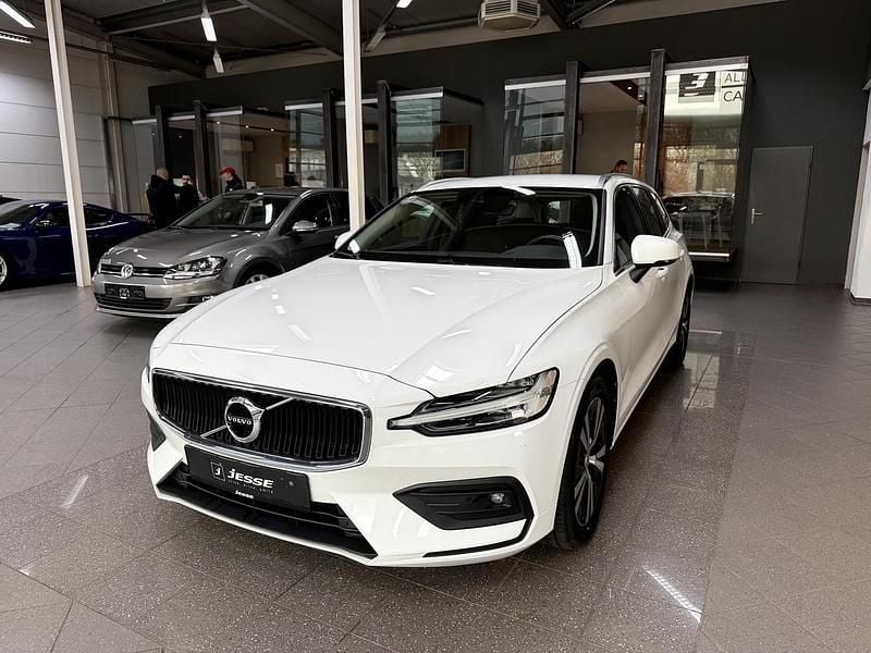 Gebraucht Volvo V60 Momentum 197 PS (144 kW) 2020 Weiß Kombi