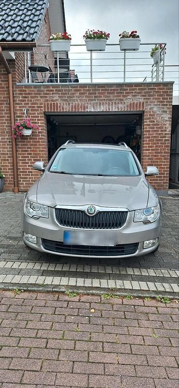Andere farben Gebraucht 2012 Skoda Superb Elegance Kombi | 7.800 € (Etwas zu teuer) - Bild 1/4