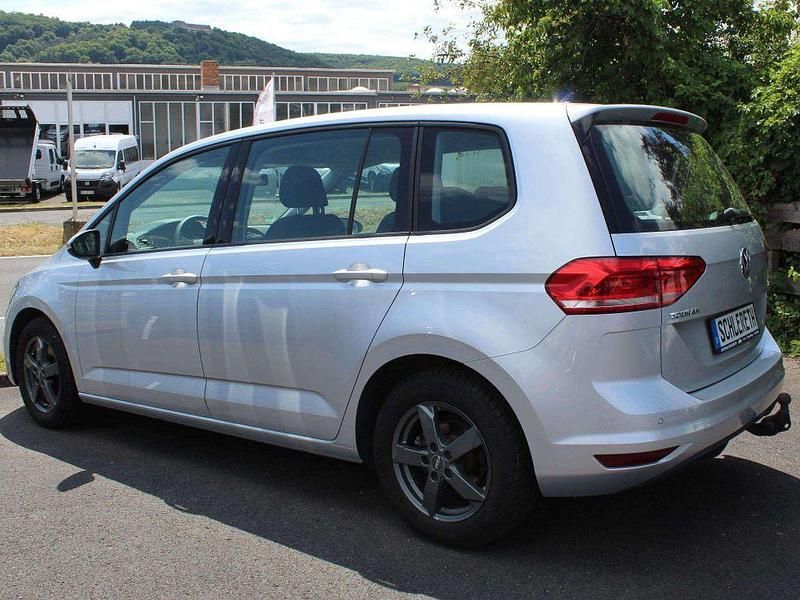 Gebraucht VW Touran Trendline 110 PS (80 kW) 2016 Reflexsilber Van / Kleinbus