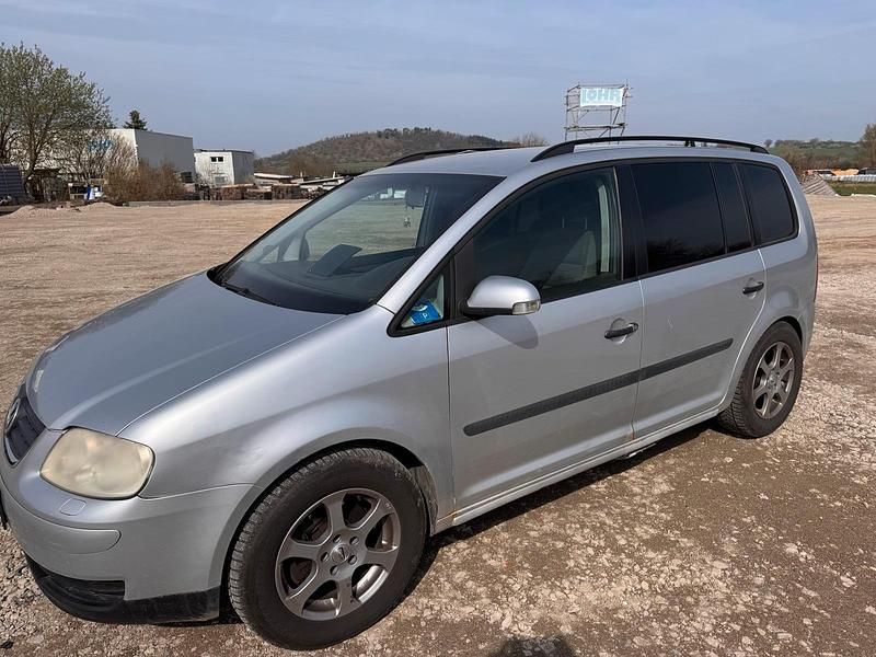 Gebraucht VW Touran 105 PS (77 kW) 2023 Silber Van / Kleinbus