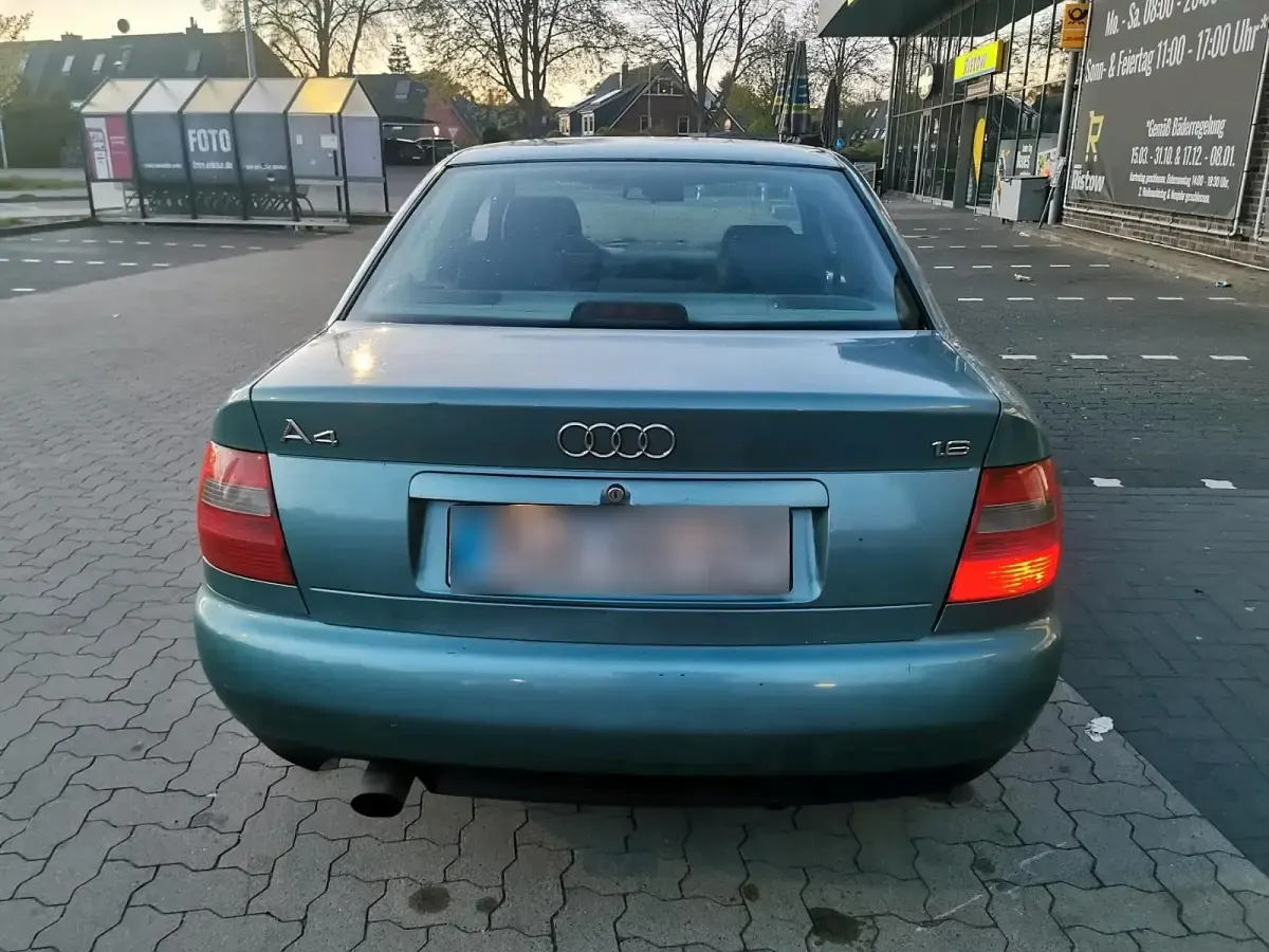 Second-hand Audi A4 101 CP (74 kW) 1998 Verde Berlinǎ