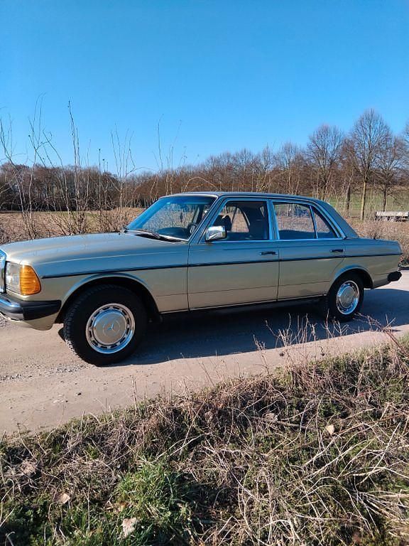 Gebraucht Mercedes E230 136 PS (100 kW) 1982 Grün Limousine