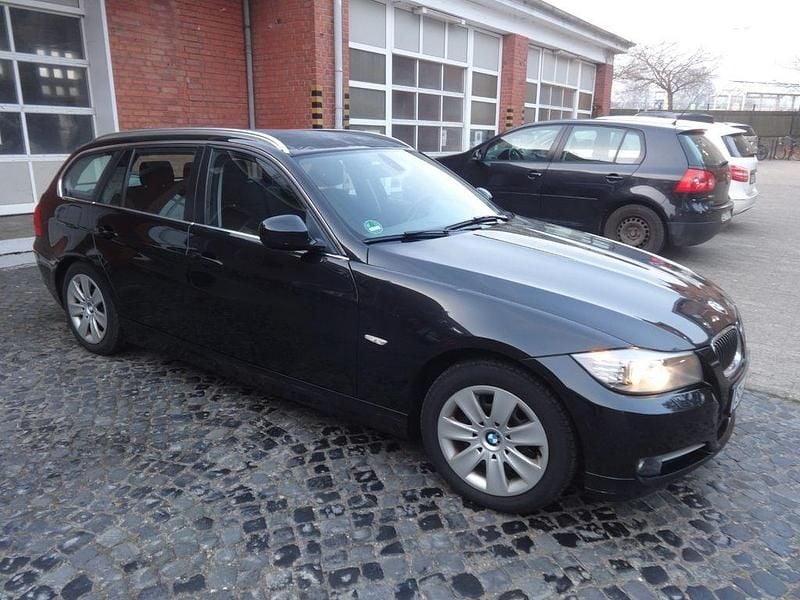 Schwarz Gebraucht 2012 BMW 320 Kombi | 5.500 € (Fairer Preis) - Bild 1/3