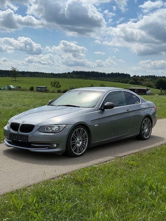 Grau Gebraucht 2013 BMW 320 Performance Coupé | 10.900 € (Fairer Preis) - Bild 1/4