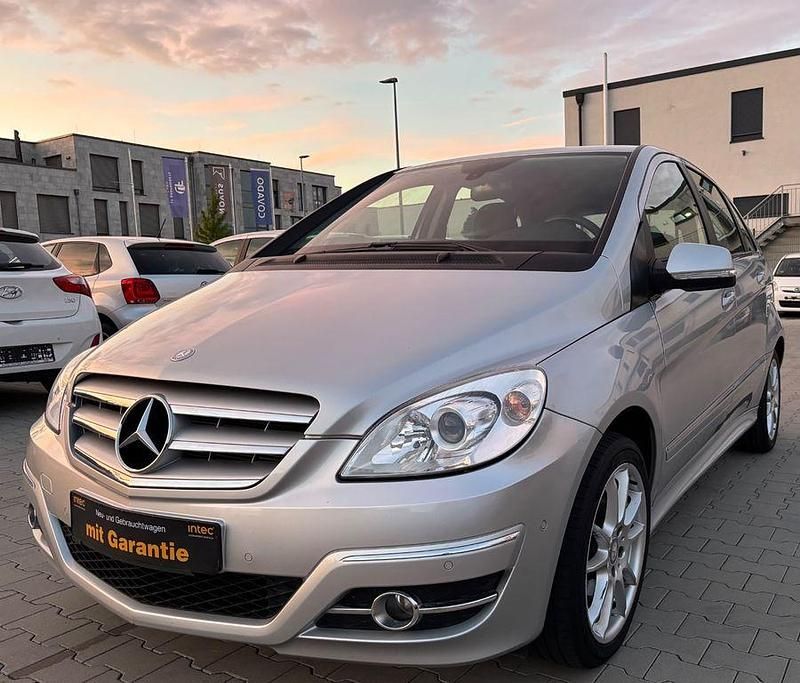 Silber Gebraucht 2011 Mercedes B200 Van / Kleinbus | 8.450 € (Fairer Preis) - Bild 1/4