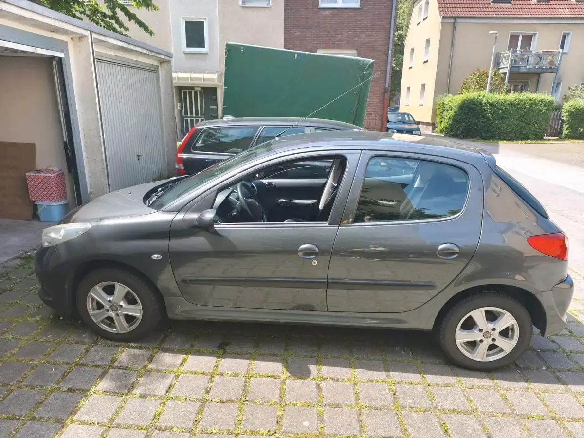 Gebraucht Peugeot 206 60 PS (44 kW) 2011 Grau Kleinwagen