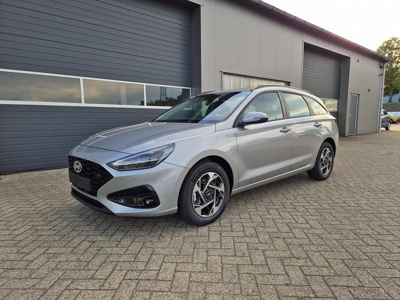 Shimmering silver metallic Neu 2025 Hyundai i30 Kombi | 23.450 € (Etwas zu teuer) - Bild 1/4