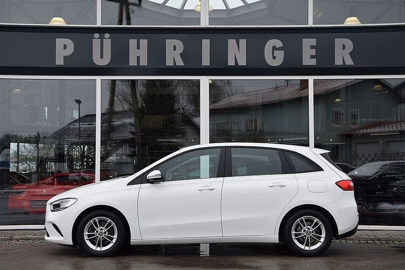 Weiß Gebraucht 2019 Mercedes B180 Style Van / Kleinbus | 17.900 € (Guter Preis) - Bild 1/4