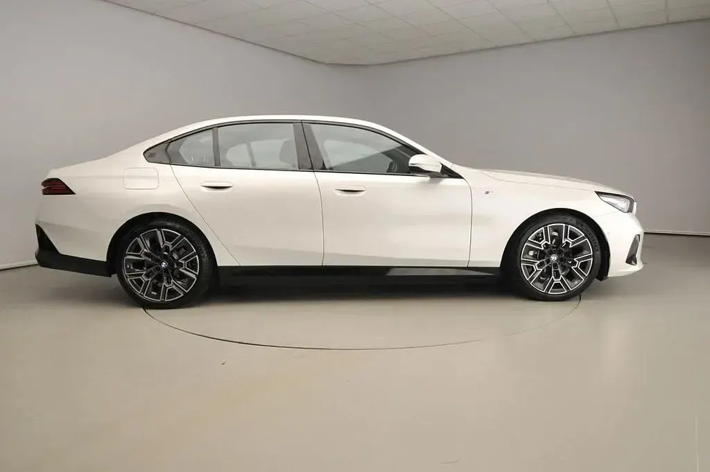 Gebraucht BMW 530e M Sport 299 PS (219 kW) 2025 Weiß Limousine