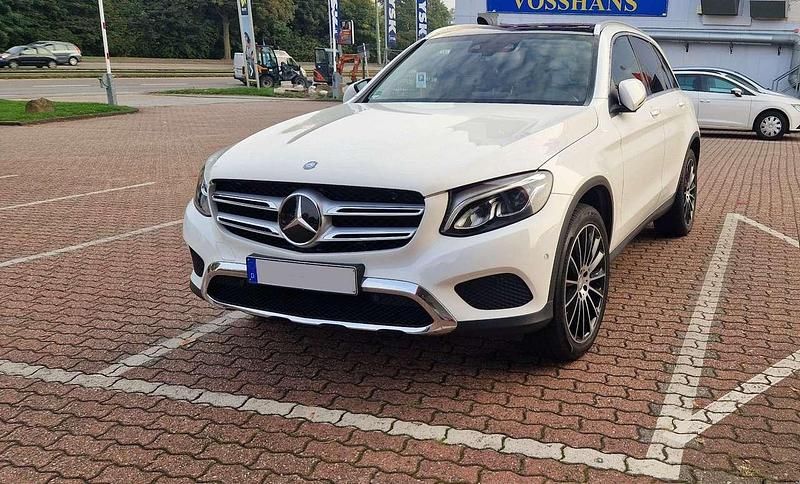 Weiß Gebraucht 2016 Mercedes GLC250 Exclusive SUV | 25.500 € (Fairer Preis) - Bild 1/4