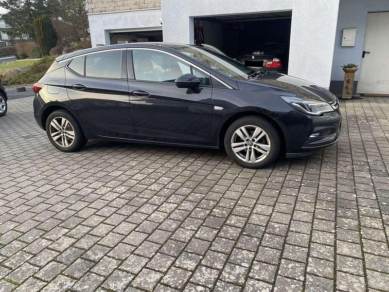 Schwarz Gebraucht 2016 Opel Astra Edition Limousine | 7.000 € (Guter Preis) - Bild 1/4