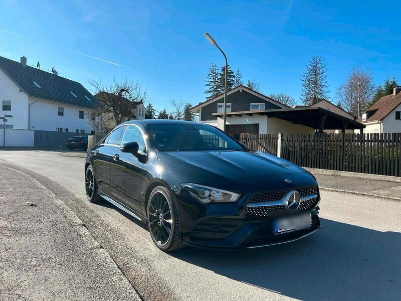 Schwarz Gebraucht 2019 Mercedes 180 AMG line Limousine | 24.500 € (Teuer) - Bild 1/4