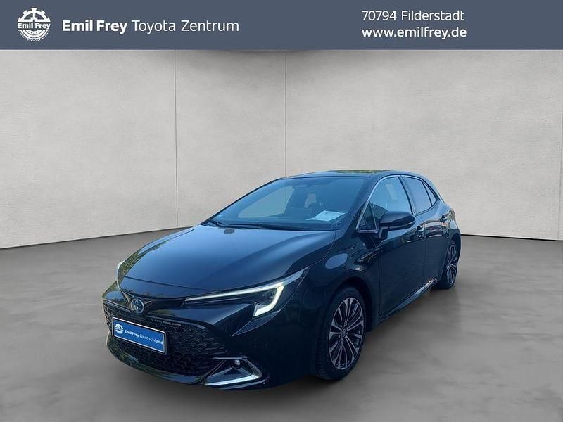 Mysticschwarz mica Gebraucht 2023 Toyota Corolla Team Limousine | 25.430 € (Fairer Preis) - Bild 1/4