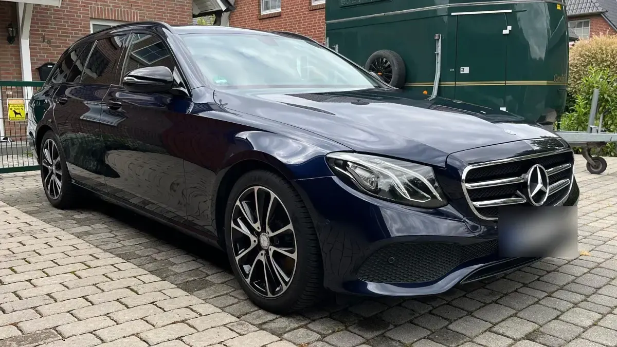 Gebraucht Mercedes E200 Avantgarde 184 PS (135 kW) 2017 Blau Limousine