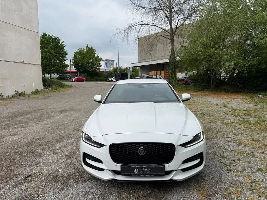 Gebraucht Jaguar XE SE 204 PS (150 kW) 2023 Weiß Limousine