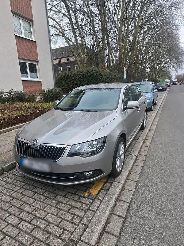 Gebraucht Skoda Superb 170 PS (125 kW) 2014 Grau Limousine