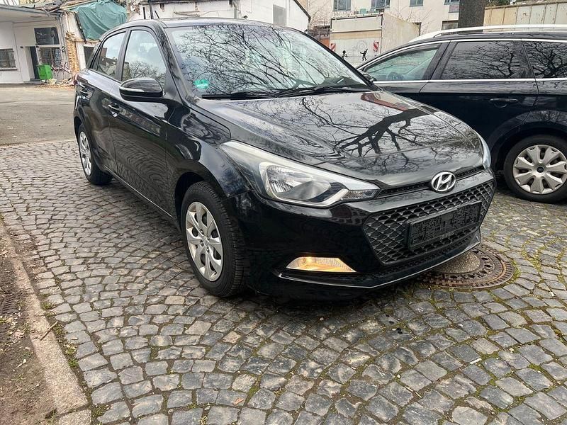 Gebraucht Hyundai i20 Classic 75 PS (55 kW) 2015 Schwarz Limousine