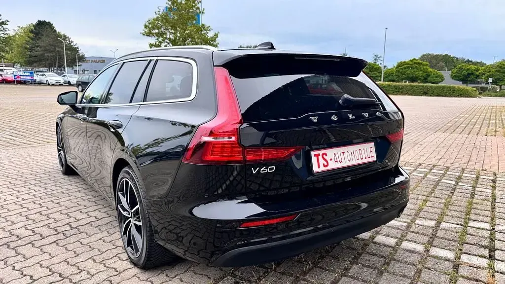 Gebraucht Volvo V60 Momentum 150 PS (110 kW) 2018 Schwarz Kombi