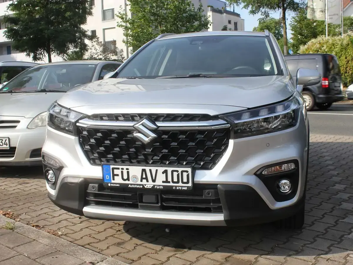 Gebraucht Suzuki SX4 S-Cross Comfort 102 PS (75 kW) 2024 Silky silver metallic SUV