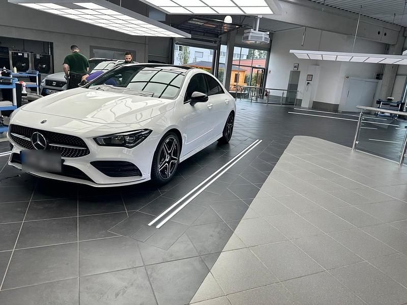 Weiß Gebraucht 2020 Mercedes CLA200 Limousine | 30.000 € (Teuer) - Bild 1/4