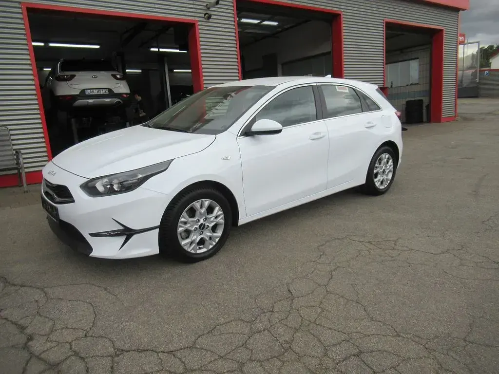 Używany Kia Ceed 140 KM (102 kW) 2025 Biały Hatchback