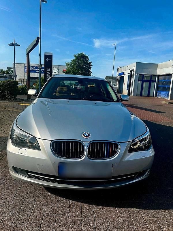 Gebraucht BMW 523 190 PS (139 kW) 2007 Silber Limousine