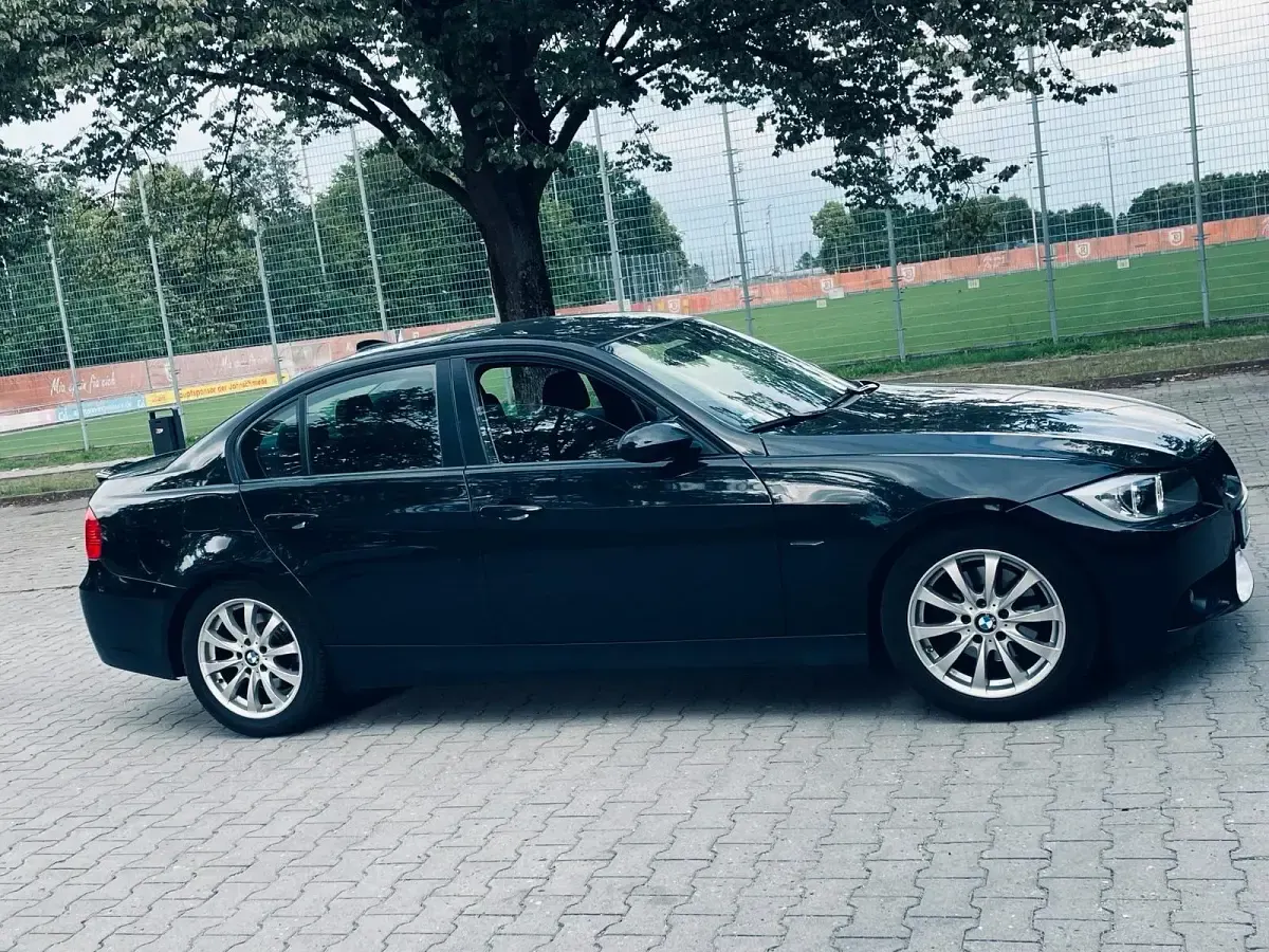 Gebraucht BMW 320 177 PS (130 kW) 2009 Schwarz Limousine