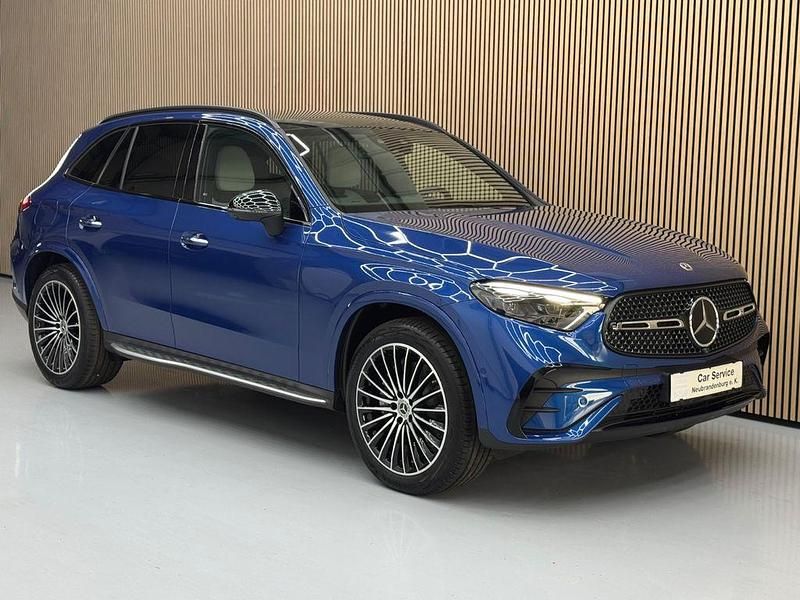 Blau Neu 2025 Mercedes GLC300 AMG line SUV | 72.990 € - Bild 1/4