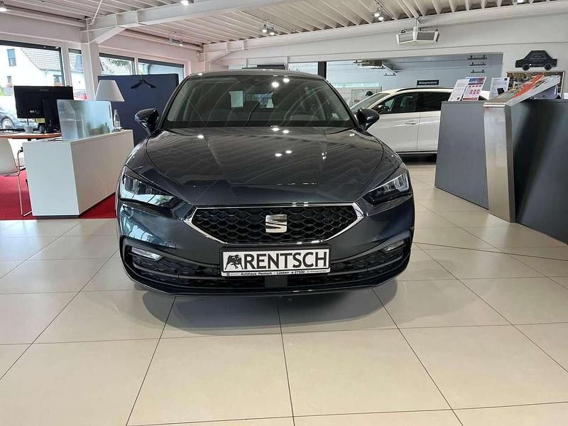 Neu Seat Leon 150 PS (110 kW) 2025 Grau Limousine