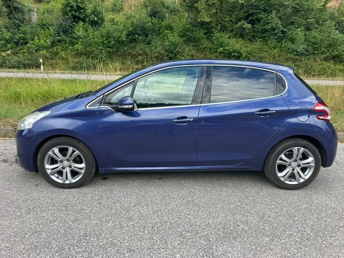 Gebraucht Peugeot 208 Allure 114 PS (83 kW) 2014 Blau Kleinwagen