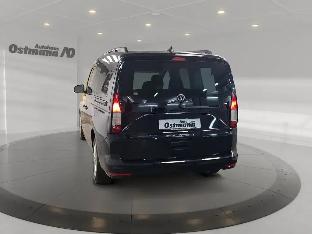 Gebraucht VW Caddy Maxi Life 122 PS (89 kW) 2023 Deep black perleffekt Van / Kleinbus