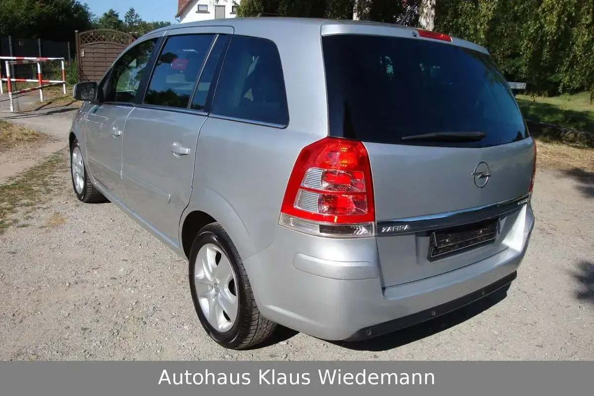 Gebraucht Opel Zafira Design Edition 110 PS (80 kW) 2011 Silber Van / Kleinbus