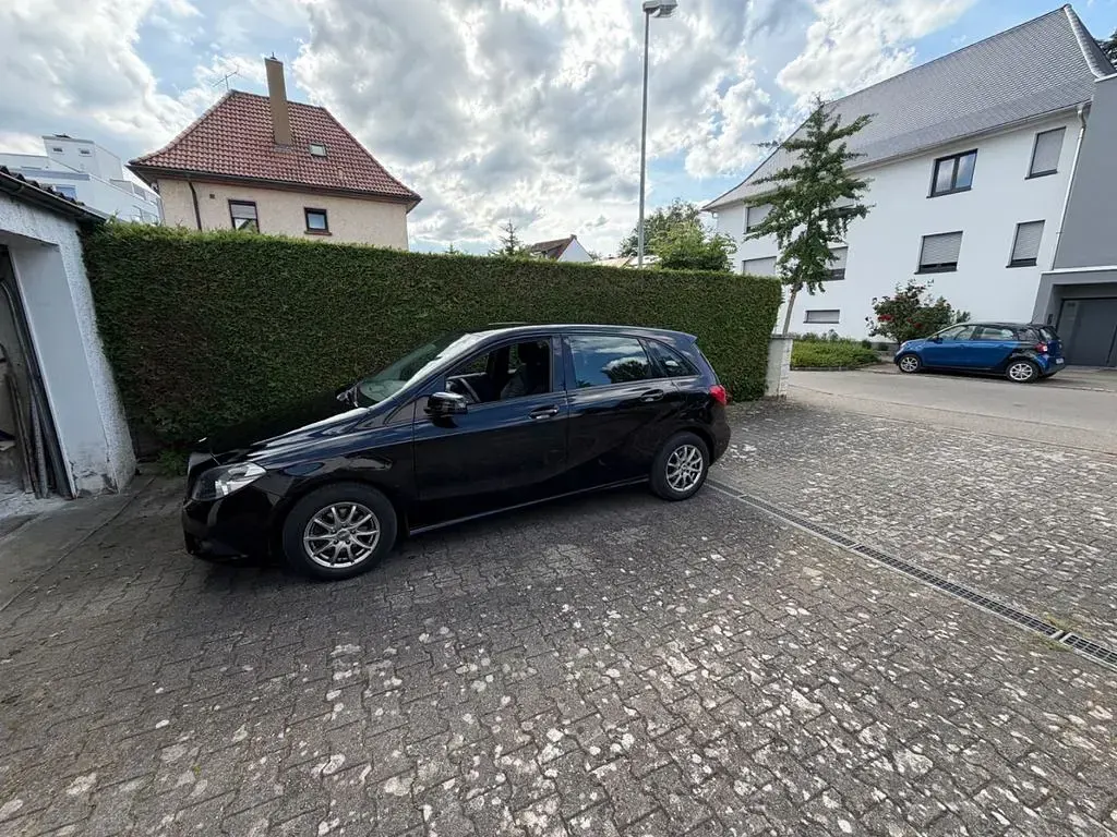 Gebraucht Mercedes B180 122 PS (89 kW) 2012 Schwarz Kleinwagen
