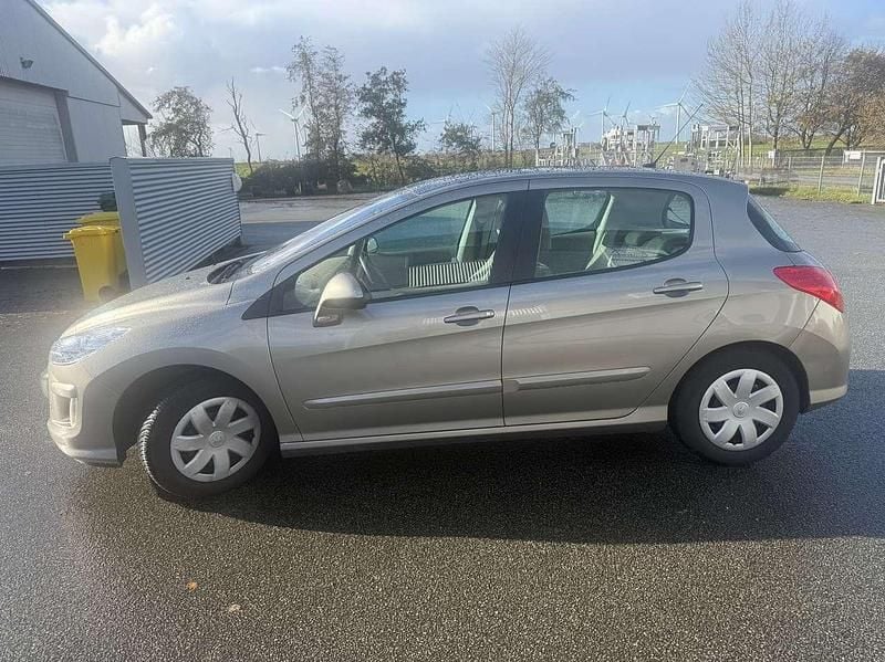 Grau Gebraucht 2011 Peugeot 308 Platinum Limousine | 4.950 € (Guter Preis) - Bild 1/4