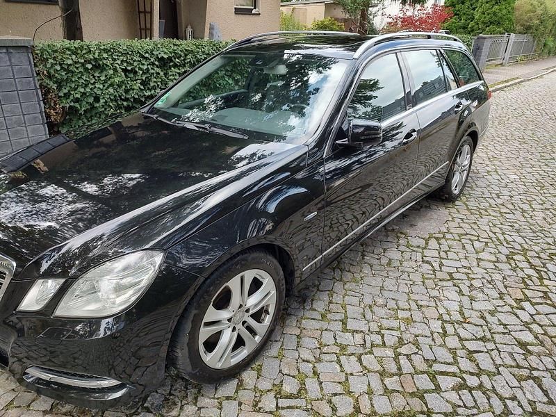 Schwarz Gebraucht 2010 Mercedes E300 Avantgarde Kombi | 9.500 € (Fairer Preis) - Bild 1/4