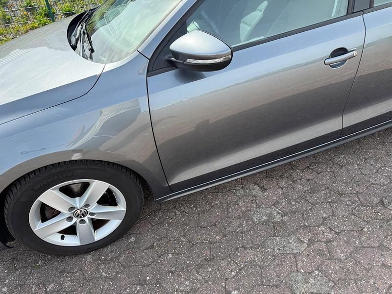 Second-hand VW Jetta 140 CP (102 kW) 2011 Argintiu Berlinǎ