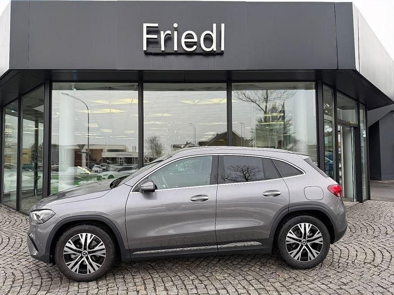 Gebraucht Mercedes GLA200 Progressive 163 PS (119 kW) 2025 Grau SUV