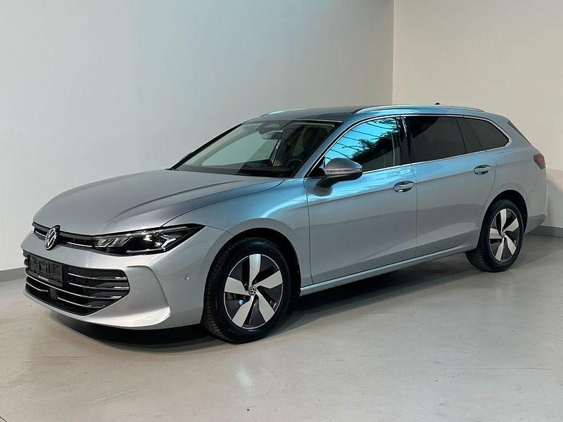 Silber Gebraucht 2024 VW Passat IQ Drive Kombi | 31.949 € (Superpreis) - Bild 1/4