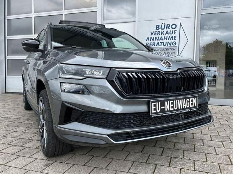 Grau Neu 2025 Skoda Karoq SportLine SUV | 38.790 € (Etwas zu teuer) - Bild 1/4