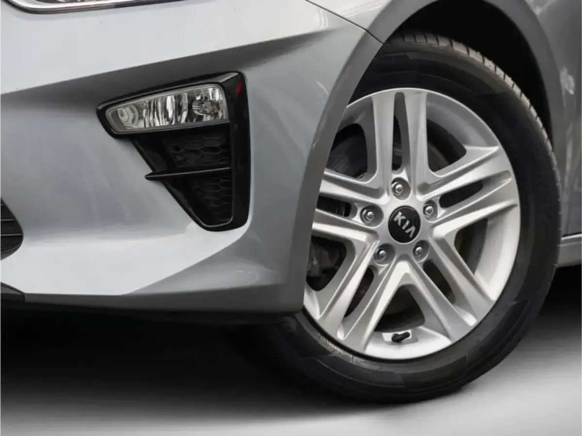 Używany Kia Ceed Vision 136 KM (100 kW) 2021 Srebrny Hatchback